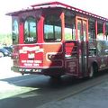 赤いトローリーバス