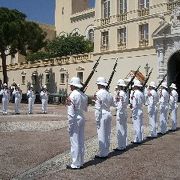 モナコ大公宮殿前の衛兵交代の儀式