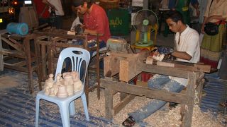 2月5日の日曜日この日のサンデーマーケットには夕方5時からタクシン首相が歩いてサンデーマーケットの様子を見学した・