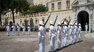 モナコ大公宮殿前の衛兵交代の儀式