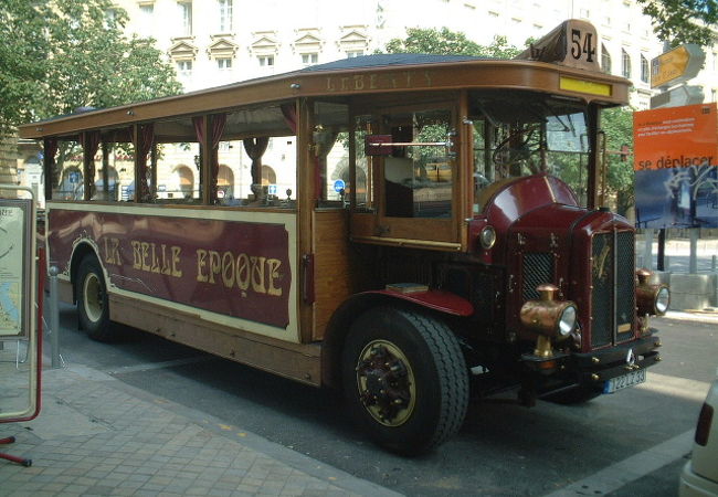 ベル・エポック時代の観光バス