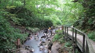 大湯沼川の天然足湯