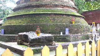 瞑想寺で有名なワットランプーンの中にあるジェディーの横に置かれていた仏様の足型