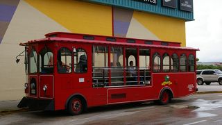 赤いトロリーバス