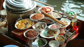 水上マーケットで食べると凄く美味しく感じる・・