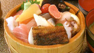 「月見寿し」のちらし寿司はそのネタの多さに驚きます