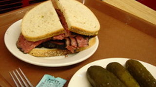 ボリュームたっぷりの名物パストラミ・サンド