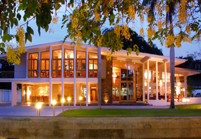 ここもスクンビットの中にあります。レストランのイルミネーションがとても印象的です