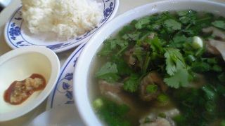 ボーリング場の中で食べるオックステールスープ