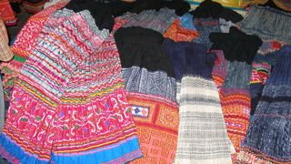 このサンデーマーケットの為に毎日毎日作り足されている山岳民族の小物や衣類・・