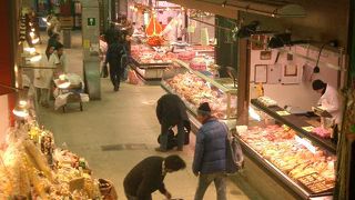 中央市場のカラフルなこと。楽しく圧倒されます