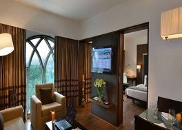 マジェスティック コート サロヴァール ポルティコ ナビ ムンバイ 写真