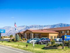 クオリティ イン ローン パイン ニア マウント ホイットニー 写真