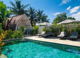 ギリ エア エスケープ - アダルツ オンリー 写真