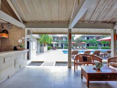 デウィ スリ ホテル 写真