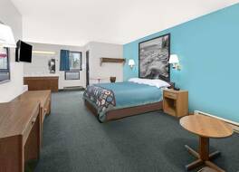 スーパー 8 バイ ウィンダム ヒューロン 写真