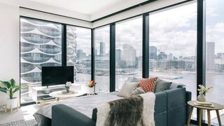 Docklands 2BR Apartment with Parking
