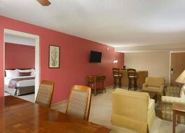 ラマダ バイ ウィンダム ローリー 写真