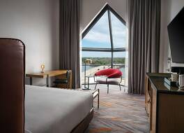 The Landing at Hampton Marina, Tapestry Collection by Hilton 写真