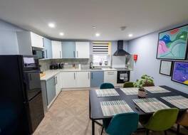 Aaron Wise - 51 Fitzhamon Apartments 写真