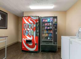 サバーバン スタジオズ ルイビル イースト 写真