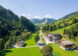 シャレー ウィズ サウナ アンド ジョーカーカード イン サマー