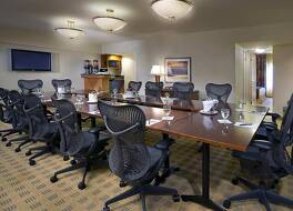 ダブルツリー スイーツ バイ ヒルトン アンド カンファレンス センター シカゴ ダウナーズ グローブ 写真