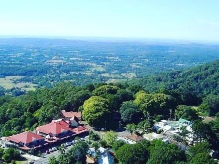 Mayfield on Montville 写真