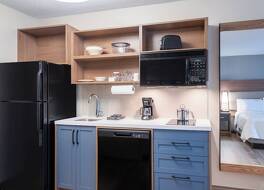 キャンドルウッド スイーツ ロックフォード by IHG