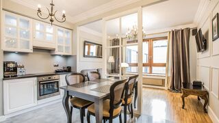 インQse ワルシャワ | センター