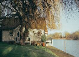 The Oakley Court 写真