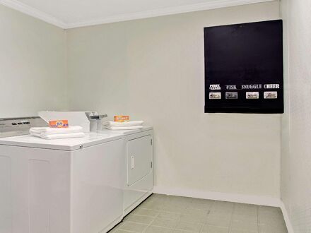 デイズ イン バイ ウィンダム フォレスト シティ 写真