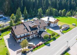 シャレー ウィズ サウナ アンド ジョーカーカード イン サマー 写真