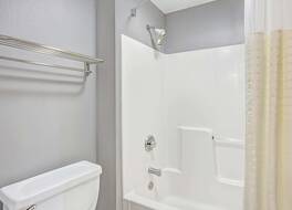 デイズ イン バイ ウィンダム グレート レイクス ネイバル ベース 写真