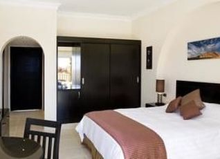 ロイヤル オアシス ナアマ ベイ ホテル アンド リゾートの宿泊予約 料金比較 フォートラベル Royal Oasis Naama Bay Hotel And Resort シャルム エル シェイク