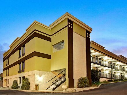 スーパー 8 バイ ウィンダム ラレー ダウンタウン 写真