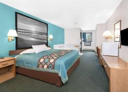 スーパー 8 バイ ウィンダム ヒューロン 写真