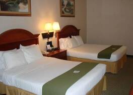 ホリデイ イン エクスプレス & スイーツ エルクハート by IHG 写真