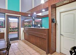 スーパー 8 バイ ウィンダム ダウンタウン ガットリンバーグ アット コンベンション センター 写真