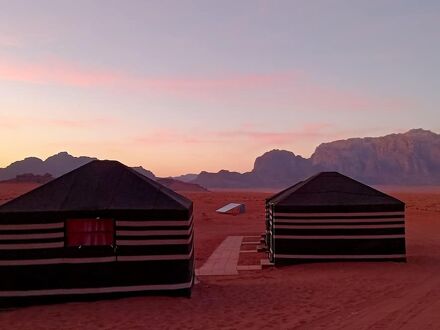 ビヨンド ワディ ラム キャンプ 写真