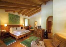 Eva, Village Hotel 写真