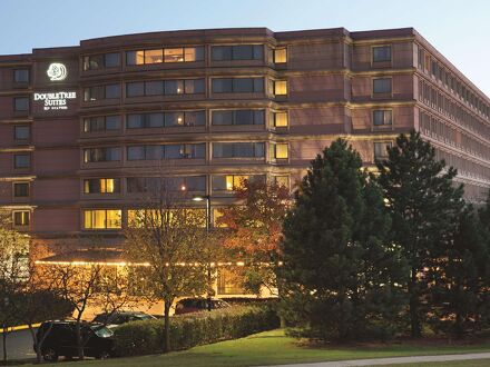 ダブルツリー スイーツ バイ ヒルトン アンド カンファレンス センター シカゴ ダウナーズ グローブ 写真