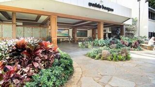 Updated 22nd Floor Waikiki Condo - Free parking & WiFi - Ideal for large family!