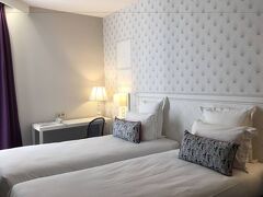 ホテル パリ ヴォージラール 写真