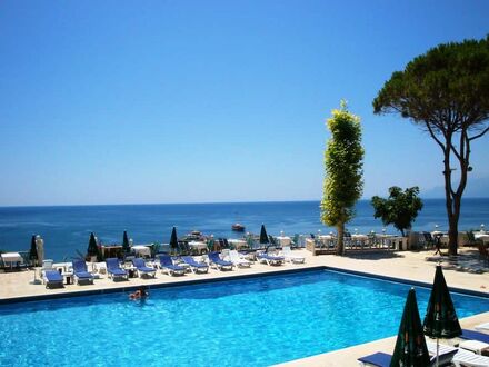 ララ オテル +12 オンリー アダルト 写真