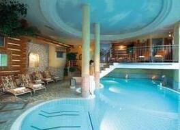 Eva, Village Hotel 写真