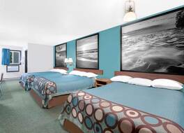 スーパー 8 バイ ウィンダム ヒューロン 写真