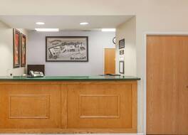 スーパー 8 バイ ウィンダム ハンティントン