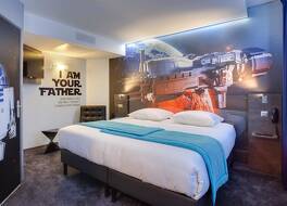 キリヤード レンヌ センター ガール 写真