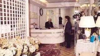 Residenza Due Torri check in presso HOTEL CENTRALE Vicolo Cattani 7